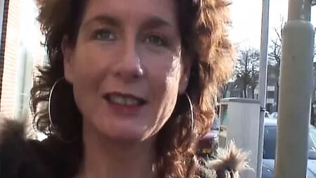 Prima volta anale per una MILF quarantenne