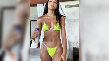 Yovanna Ventura in bikini succinto