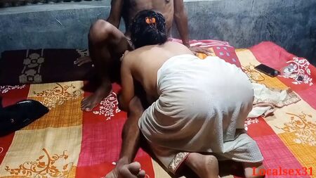Video XXX di Bhabhi del villaggio indiano con un contadino in bagno