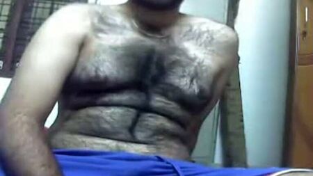 Uomo indiano telugu, biondo e peloso