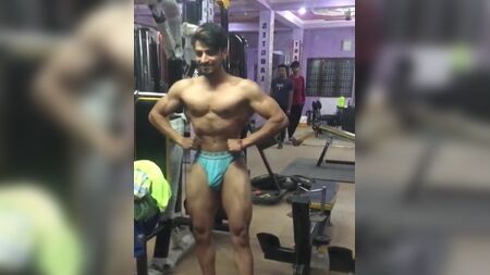 Il fusto indiano con il rigonfiamento dei pantaloncini in palestra