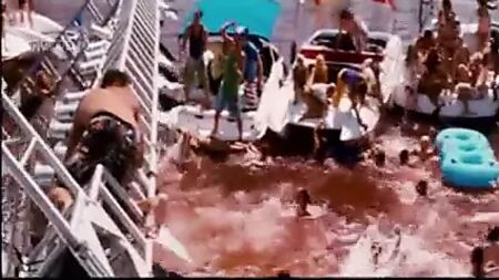 La celebrità Kelly Brook nuda e bagnata in *Piranha 3D*