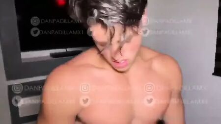 Daniel Padilla mentre fa sesso