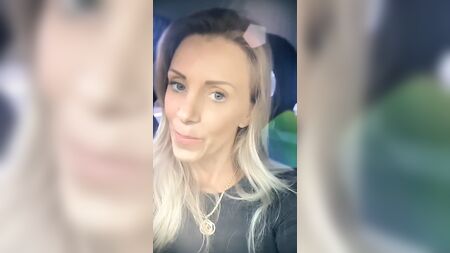 Una bionda ricca finisce in rete mentre si fa scopare nel culo