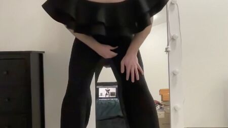 Tuta da sera con volant indossata da un ragazzo effeminato transessuale, pronto per la serata