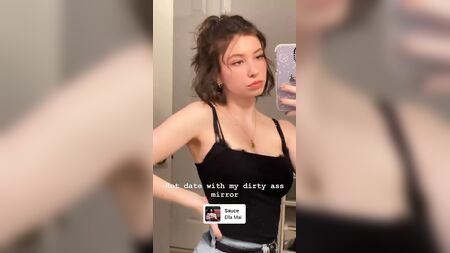 Il sensazionale selfie allo specchio di Katelyn Nacon