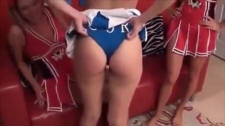 calzoncini tirati su a una cheerleader