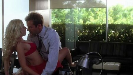 La scena sexy in lingerie di Scarlett Johansson su ScandalPlanet.Com