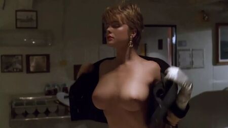 Erika Eleniak in topless e con il sedere scoperto