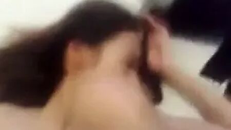 La ragazza sospira mentre raggiunge l'orgasmo