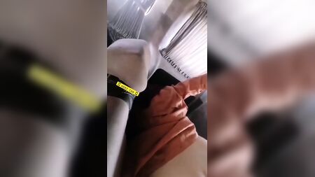 Hakan si sta facendo una donna con il turbante in macchina