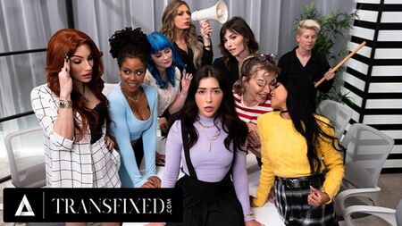 TRANSFIXED - COMPORTAMENTO INAPPROPRIATO IN UFFICIO - Le sexy cape Jade Venus e Jane Wilde scopano davanti a tutto il personale!