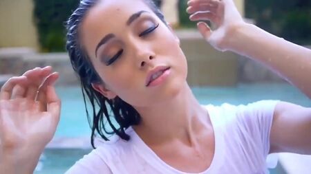 Victoria Moore - Sexy in piscina
