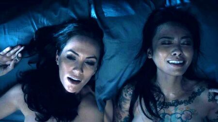 Kate Siegel, Levy Tran e Victoria Pedretti: scene d'amore senza veli