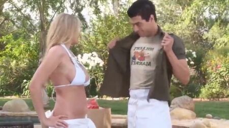 Julia Ann White: scopata in piscina in bikini con Xander Corvus