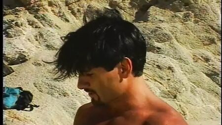 nude in spiaggia, due bionde si scopano il bagnino