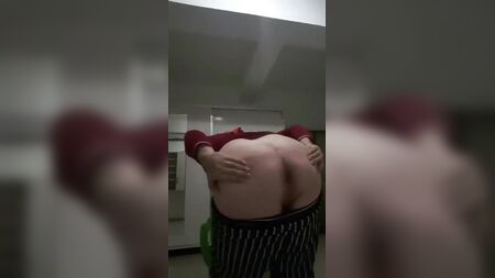 Una donna con il turbante mostra il sedere a terra