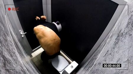 telecamera in un bagno pubblico maschile. voyeurismo