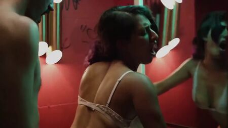 Il sesso più sexy mai visto in un bagno pubblico pieno di sudore