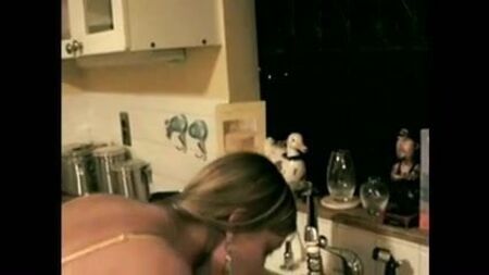 Jeana cerca di ingoiare lo sperma