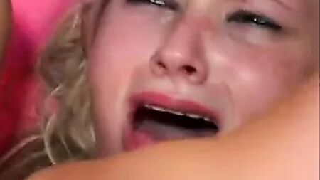 Distruzione anale con un grosso dildo