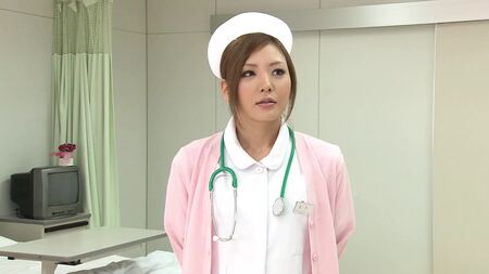 Una sexy infermiera giapponese si fa scopare sul letto d'ospedale da un paziente arrapato!
