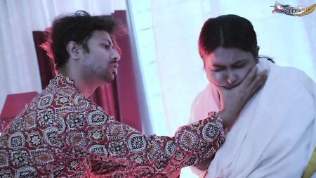 Il fratellastro minore del marito la scopa senza pietà dopo aver trovato la vedova sola in casa - film completo