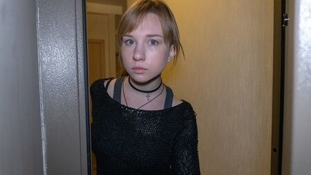 DEBT4k. Se la ragazza non ha soldi, dovrebbe prendersi tutti i vestiti
