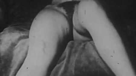 Due ragazze nude che si danno piacere a vicenda (foto d'epoca degli anni '30)