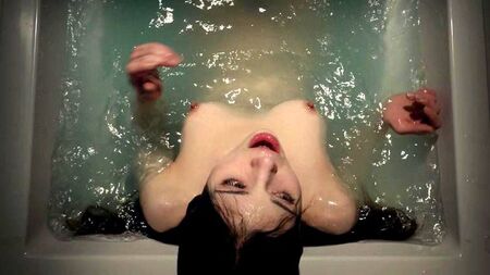 India Eisley: varie scene di nudo e di sesso