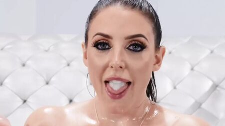 Angela White ingoia la sborrata di Scott Nail