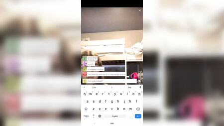 Tre ragazze che si mettono a nudo