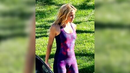 Foto di Kate Hudson durante un servizio fotografico dedicato allo yoga