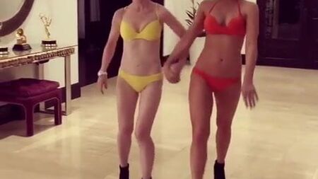 Kate Beckinsale e Kathy Griffin in passerella in bikini