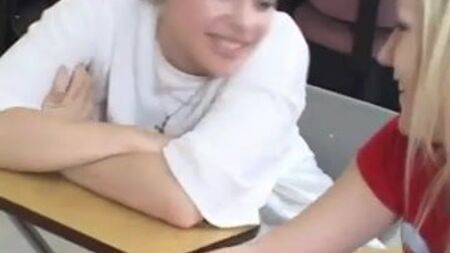Simpatiche studentesse che si guardano le mutandine a vicenda