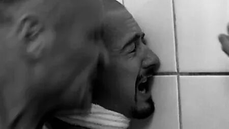Scena di lotta in un film mainstream - American History X