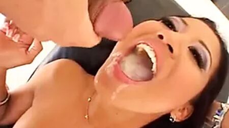 Lily Thai si fa riempire 4 volte