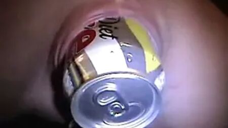 Figa allargata e forata con una lattina di Coca-Cola dentro Piercing corporei