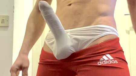 Pantaloncini rossi Adidas e perizoma di seta