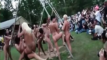 Il Velvet Swingers Club si diverte al resort per nudisti Panderosa