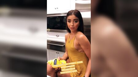 Sarah Hyland con i capezzoli che si intravedono in un abito giallo corto