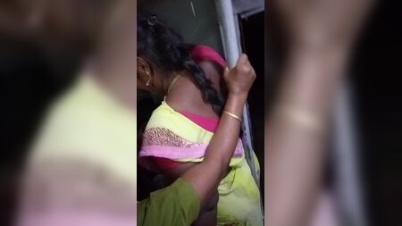 C'è una zia tamil sexy sull'autobus