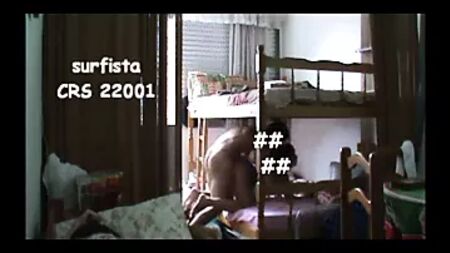 Mentre si fa la sua ragazza e la sua amica che dorme accanto a loro