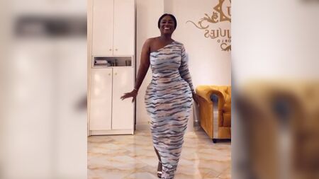 La milf balla in modo sensuale