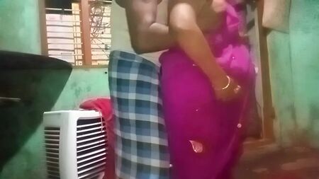 Una zia tamil con le tette che spruzzano latte e piscio, il vero marito