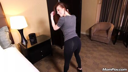 Amelia, una MILF di 45 anni appassionata di yoga, si spoglia