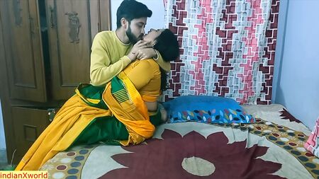 Un ragazzo indiano fa sesso bollente con la madre sexy di un amico! Sesso bollente in una webserie