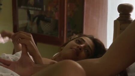Radhika Apte mostra il seno e il sedere nudi