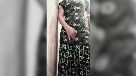 Parte 1: Riya, ragazza indiana desi, fa una telefonata erotica in hindi con il suo ragazzo