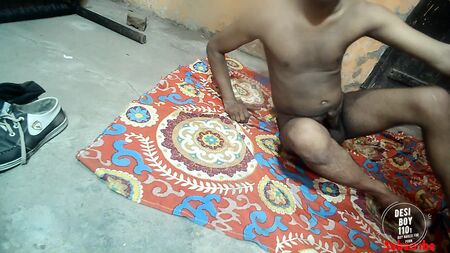 Ragazza completamente nuda che si masturba sul pavimento, ragazzo indiano che si masturba sul pavimento